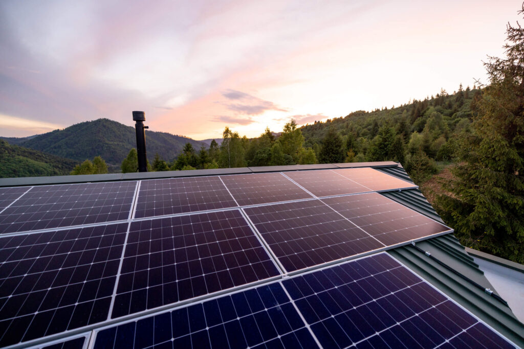 Photovoltaik-Anlage bei Sonnenuntergang