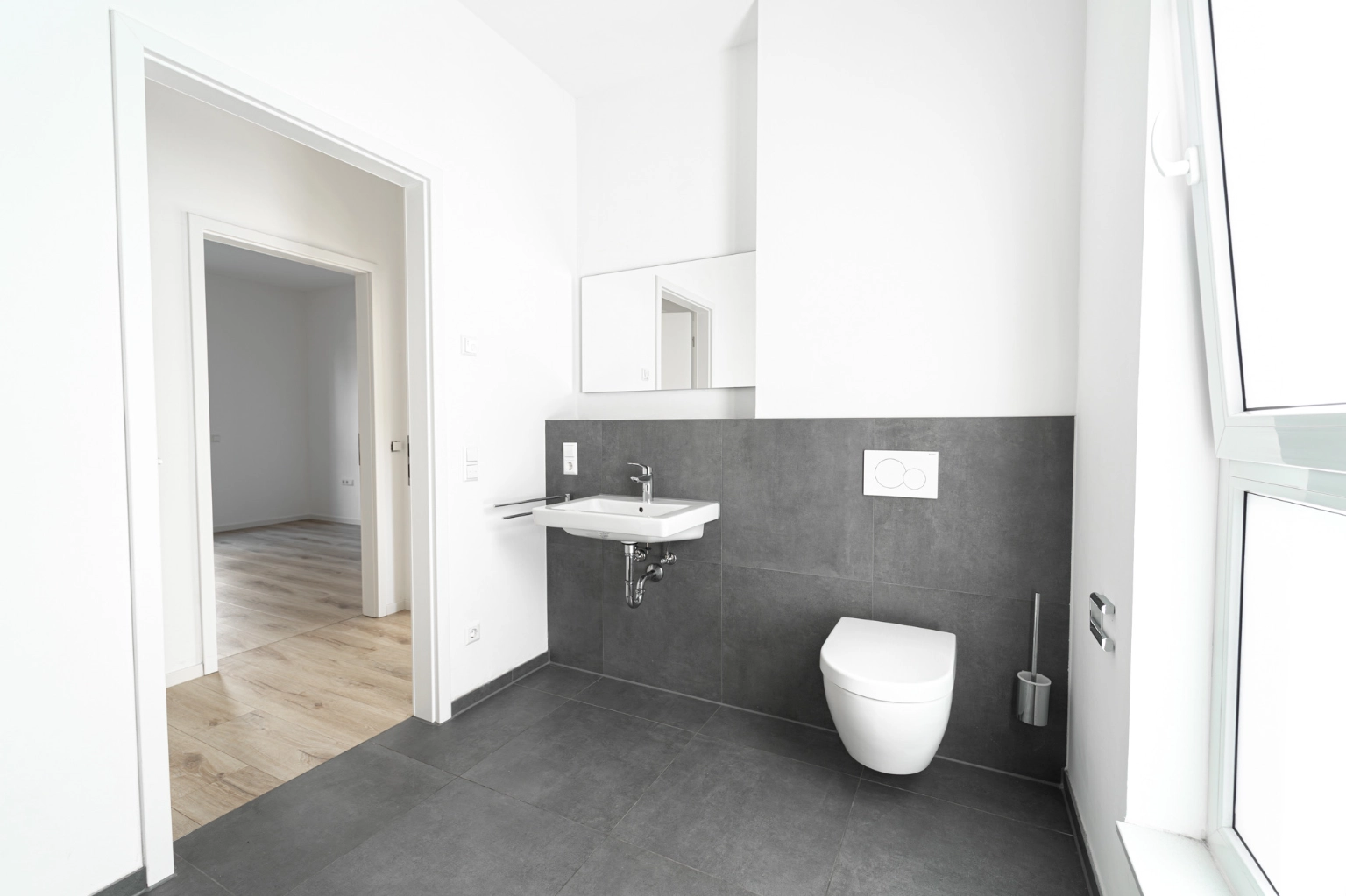 Vorher-Ansicht des Badezimmers der Terrassenwohnung in Dortmund