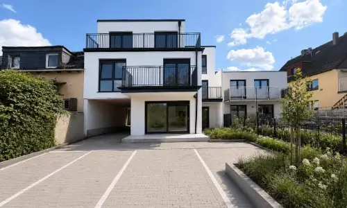 Außenansicht mit Stellplatz von Mehrfamilienhaus in Dortmund