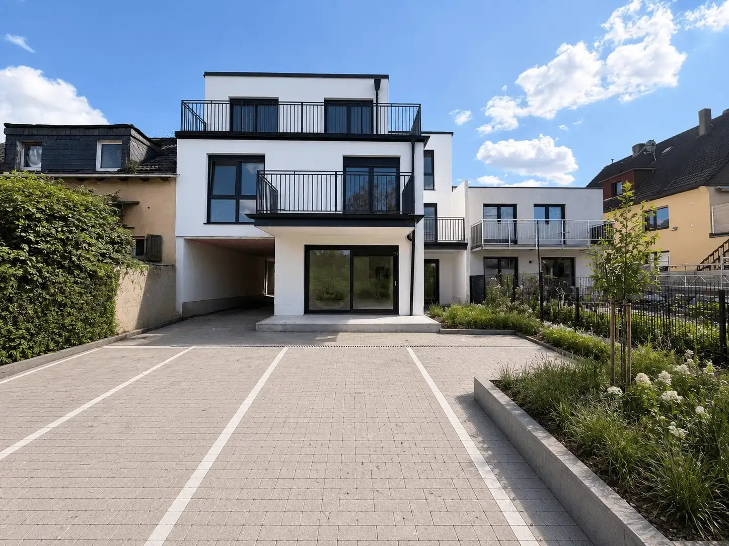 Außenansicht mit Stellplatz von Mehrfamilienhaus in Dortmund nachher